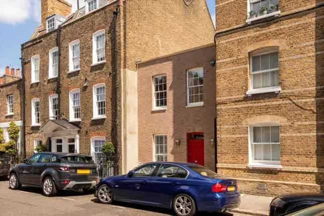 Stunning Chelsea Terraced House - Modern, Spacious, and Ideally Located