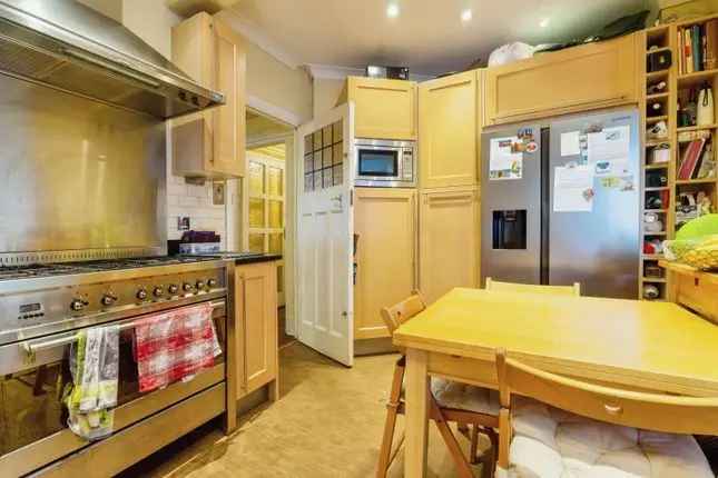 Flat for sale in Eton Avenue, London NW3