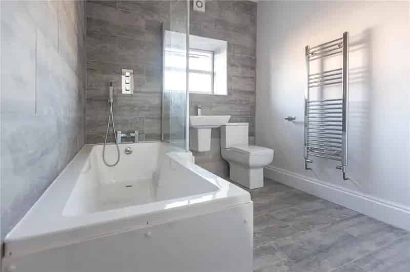 2 Bedroom Maisonette Lodge Road Newly Decorated