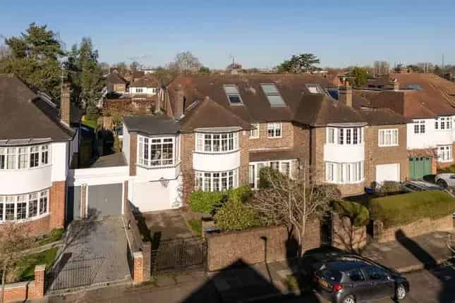 5 Bedroom Semi-Detached House for Sale in London