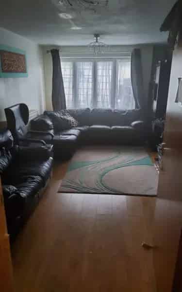 Ground Floor Flat with Large Garden Near Amenities