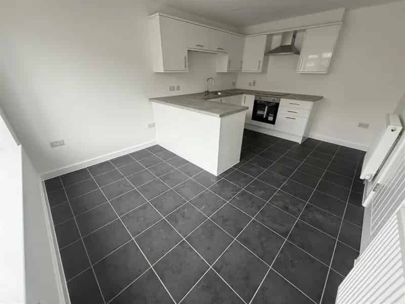 5 Bedroom Semi-Detached House Horfield
