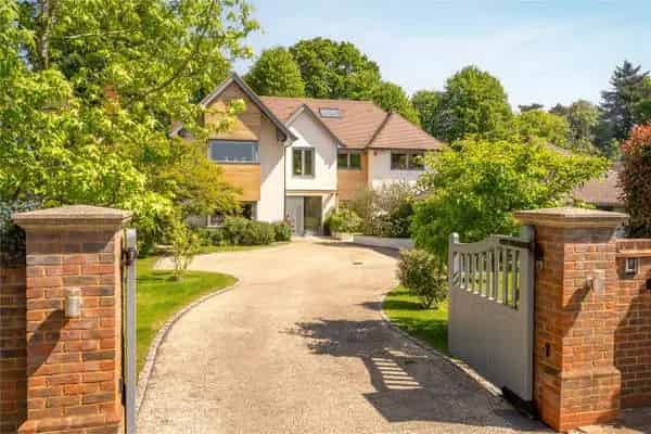 Modern Family Home in Prestigious Broomfield Park