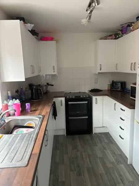 2 Bed Flat Near Shops Newly Refurbished