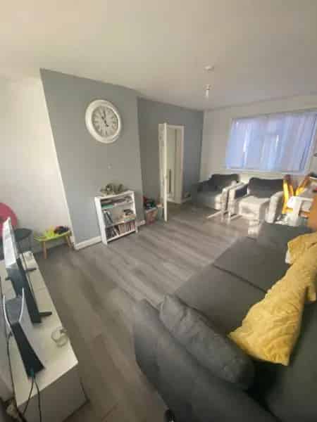 3 Bedroom Semi Detached House Gated Driveway New Kitchen