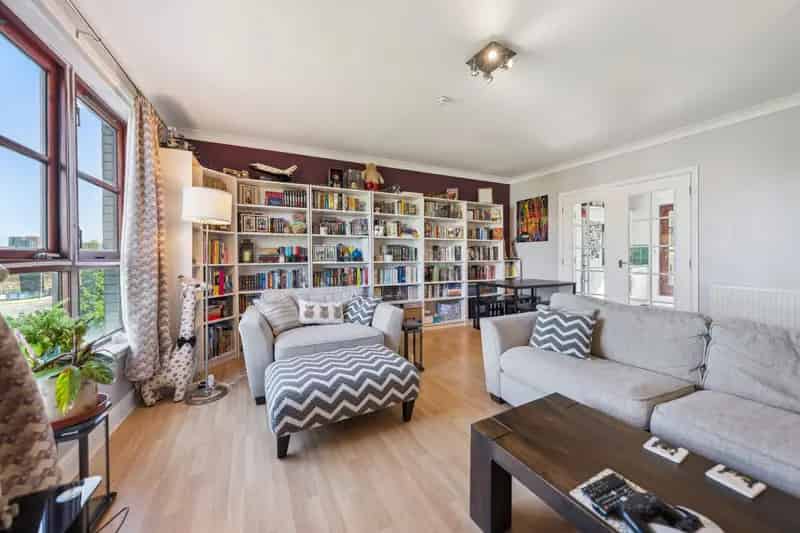 Spacious 2-Bed Top Floor Apartment Near Glasgow City Centre