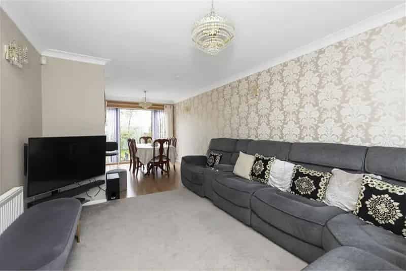 3 Bed Semi-Detached House with Garage and Gardens