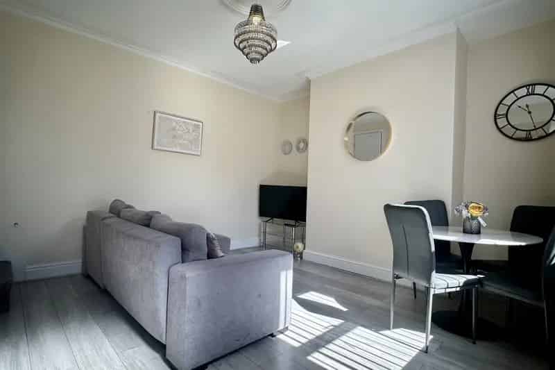 2-Bedroom Furnished House in LS8 - Modern Kitchen & Garden