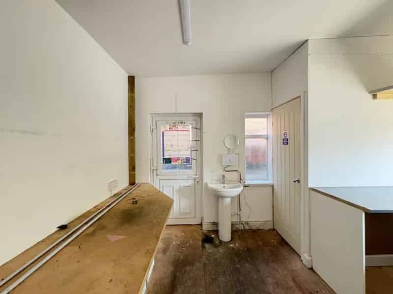 Commercial Property To Let 1314 SQ FT Ground Floor Shop