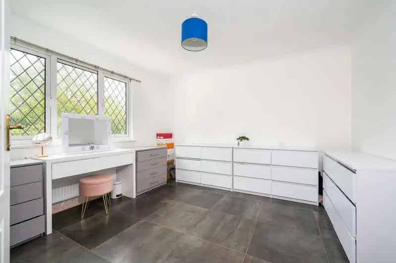 5 bed house for sale