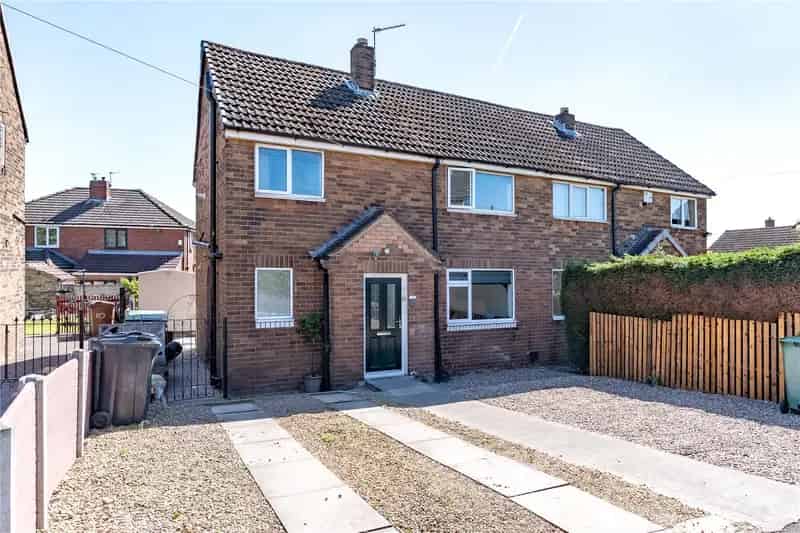 3 Bedroom Semi Detached House - Newly Renovated
