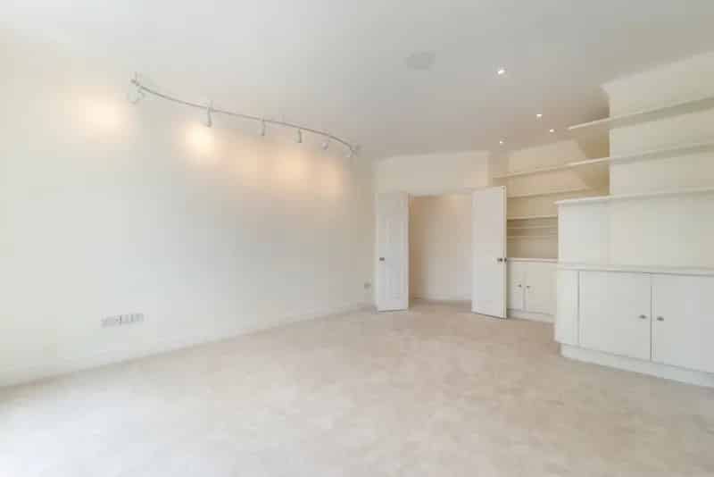 2 Bedroom Flat for Sale in Battersea Plantation Wharf