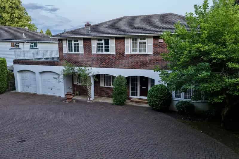 5 Bedroom Detached House for Rent in Cobham