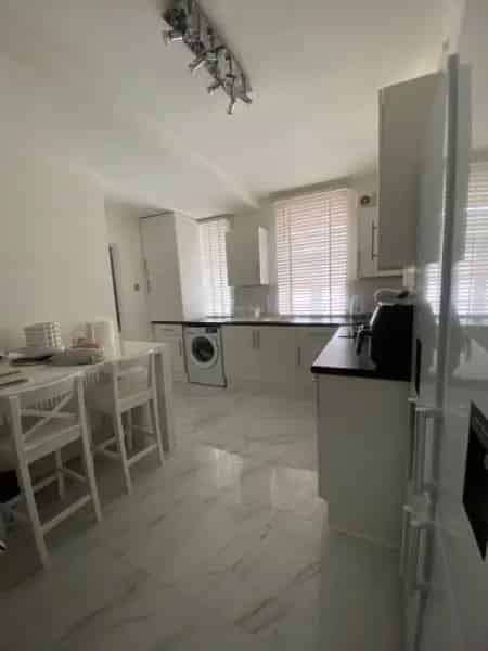 Two Double Bedroom Maisonette Near Canada Water