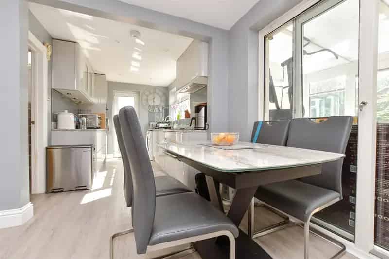 3 Bedroom Detached House For Sale Near Gatwick Airport