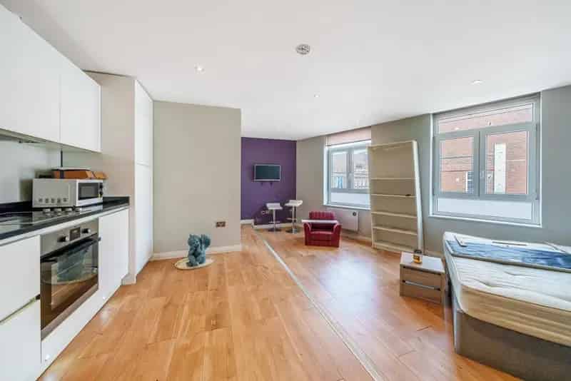 Modern Lewisham Studio Apartment Near Train Station