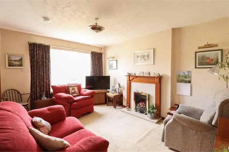 3 Bed House - Semi Detached with 2 Reception Rooms