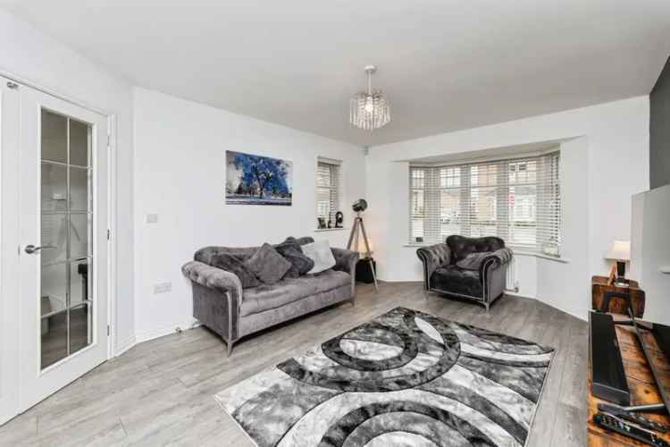 4 Bed House in Selby with Modern Kitchen and Garden