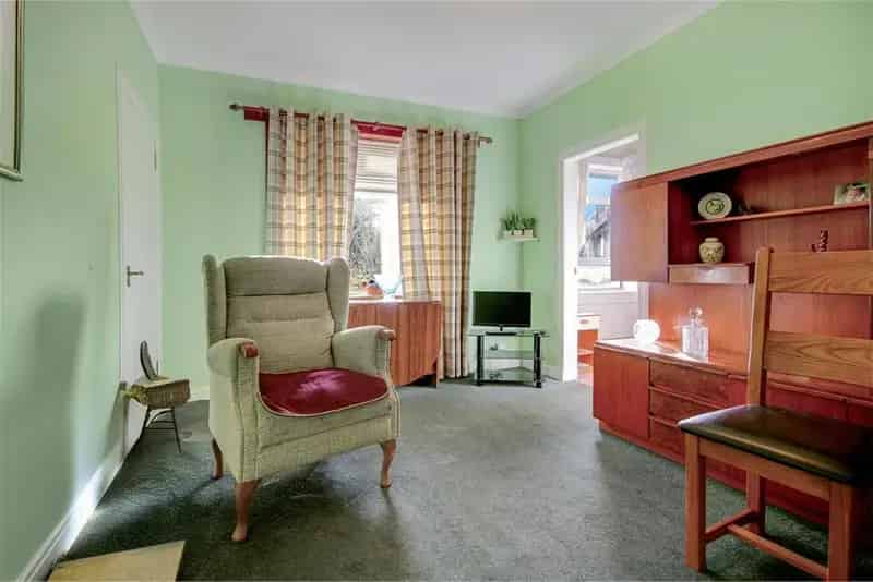 2 Bed Flat Upper with 2 Reception Rooms and Private Garden