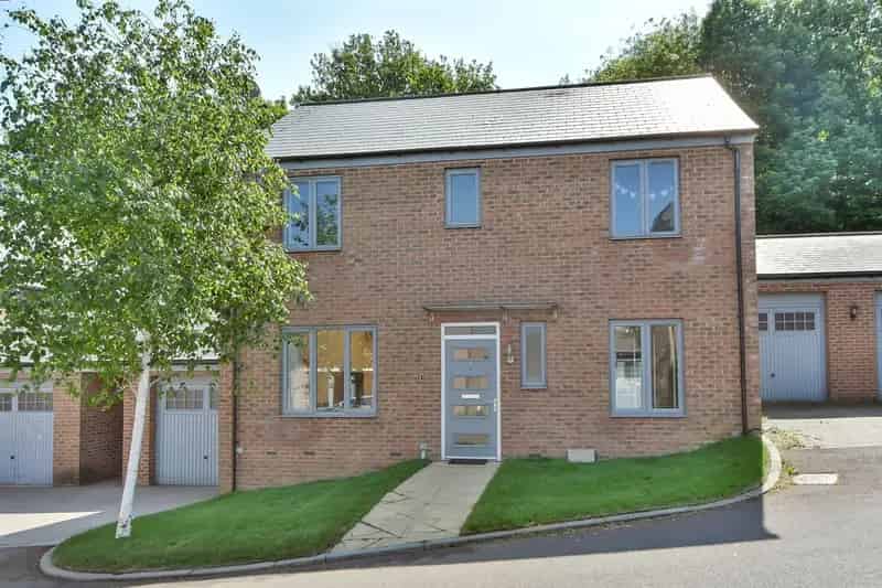 4 bedroom link detached house for sale