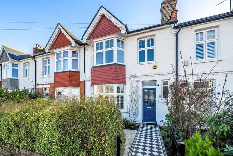 Four Bedroom Family House Near Wimbledon Chase Primary School