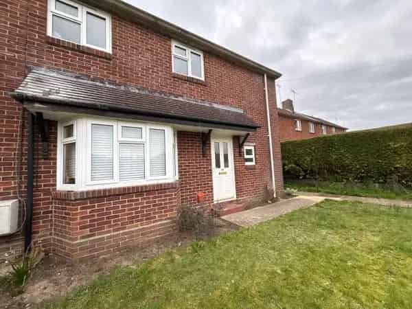 3 Bed House with New Kitchen and Large Garden