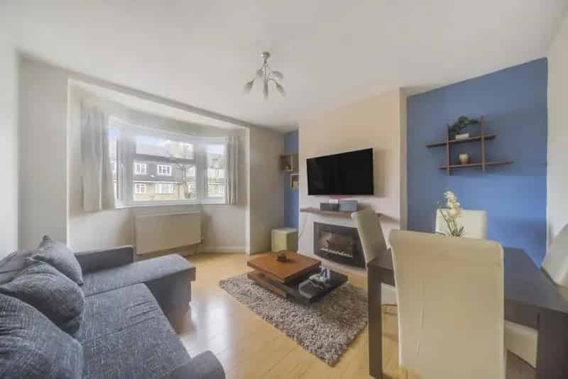 Spacious 1-Bedroom Apartment with Off-Street Parking