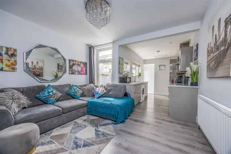 2 Bedroom House for Rent Modern Kitchen Two Reception Rooms Garden Bar