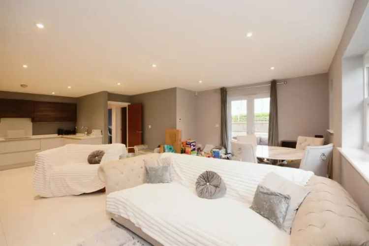 Modern 2-Bedroom Flat in Brentwood with Private Hot Tub