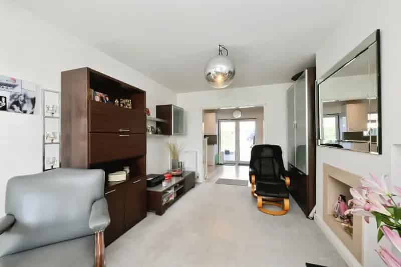 Spacious Family Home Extended Kitchen Modern Living Garage Rear Access