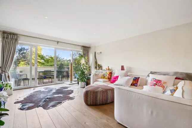 Flat to rent in Wyatt Drive, Barnes SW13