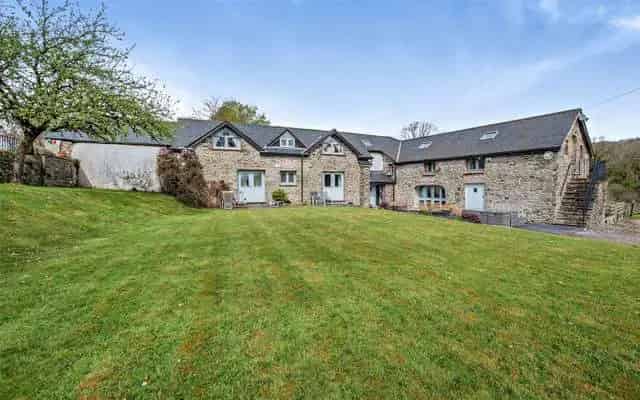 Impressive Barn Conversion with 4 En-Suite Bedrooms and 1.67 Acres