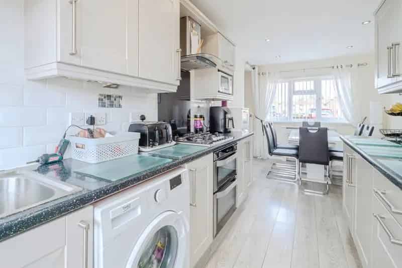 3 Bedroom Family Home Near Amenities