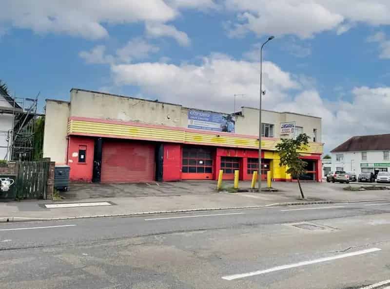 Roadside Business Unit with Secure Yard Oxford