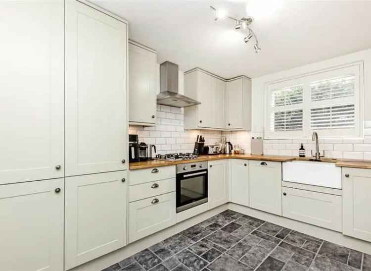 Flat For Sale in Hampton Road, London, England