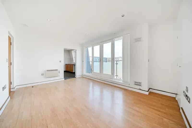 2-Bed 2-Bath Top Floor Apartment near Clapham Common