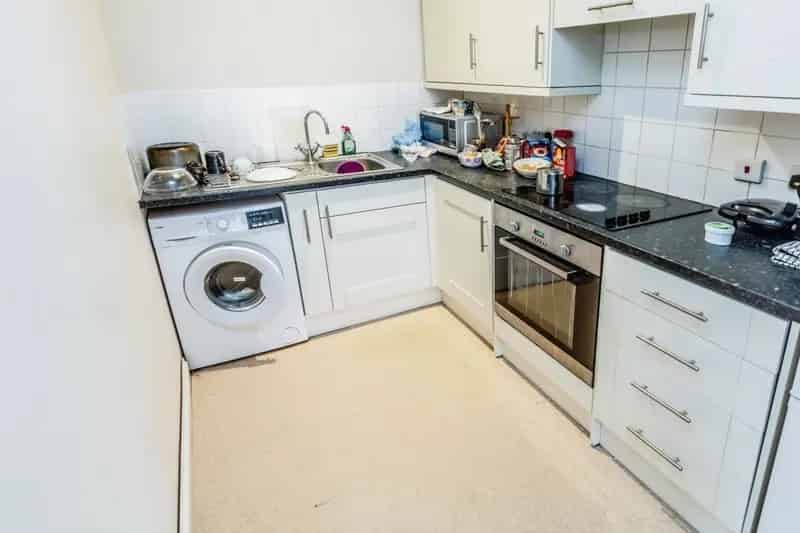 2 Bed Top Floor Apartment Bedminster No Onward Chain