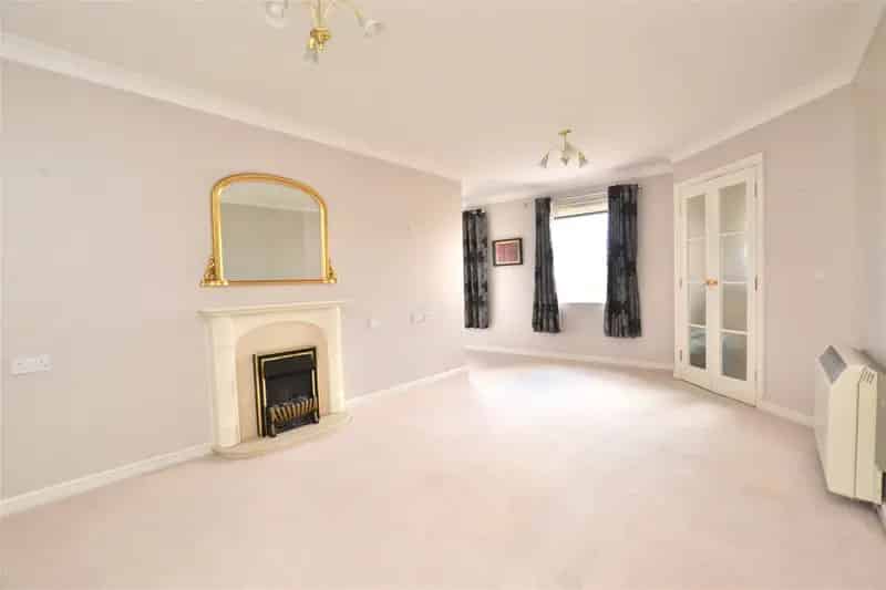 1 Bedroom Over 60s Flat for Sale in Gloucester - Cathedral Court