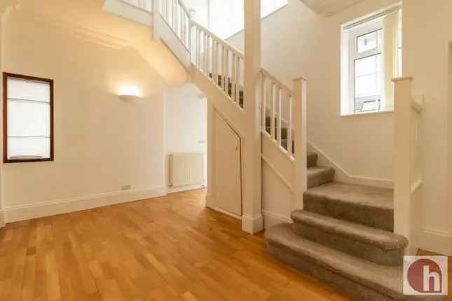 Semi-detached House for Rent in London NW11