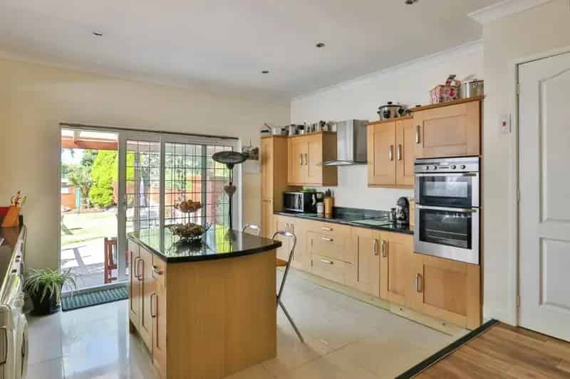 Five Bedroom Family Home with Large Garden and Conservatory