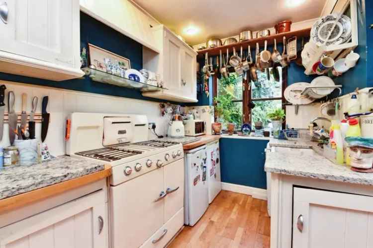4 Double Bedroom Family Home with Garden and Garage
