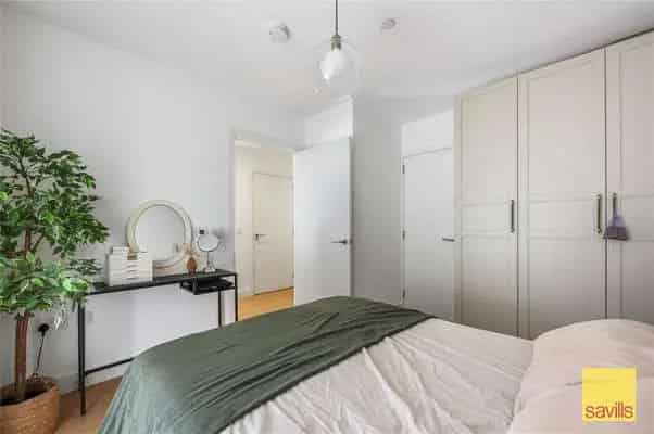 Modern 1-Bed Apartment with Balcony and Amenities