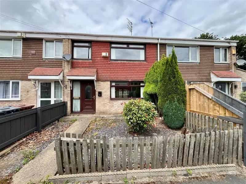 3 Bedroom Mid Terrace House For Sale