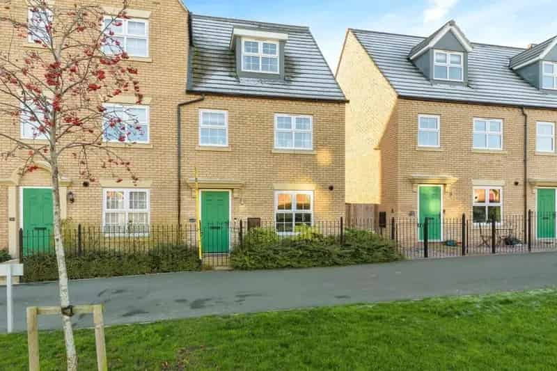 3 Storey Semi Detached House 4 Beds 2 Baths Family Home Garage Garden
