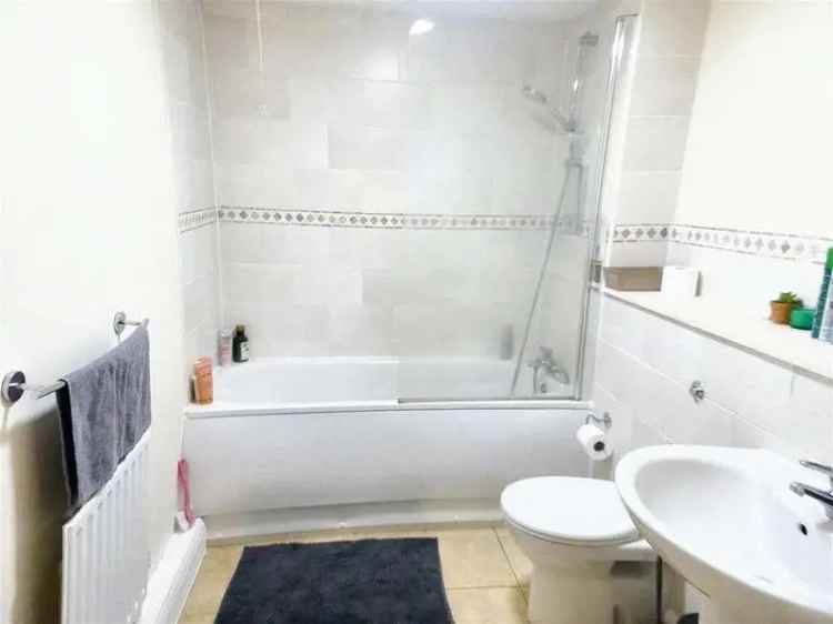 2 Bed Flat for Sale Worth Three Bridges Station