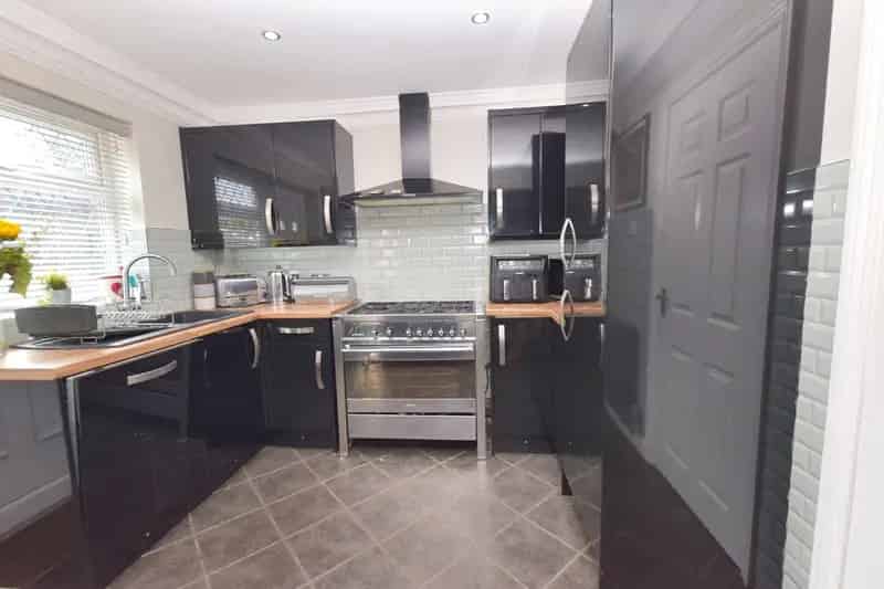 Cosy Mid-Townhouse with 3 Double Bedrooms and Delightful Garden