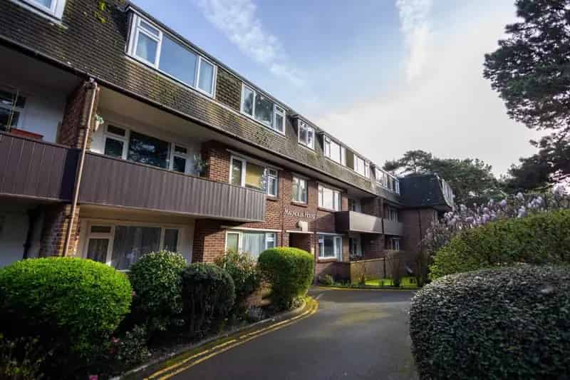2 Bedroom Apartment Red Hill Modern Kitchen Balcony Parking