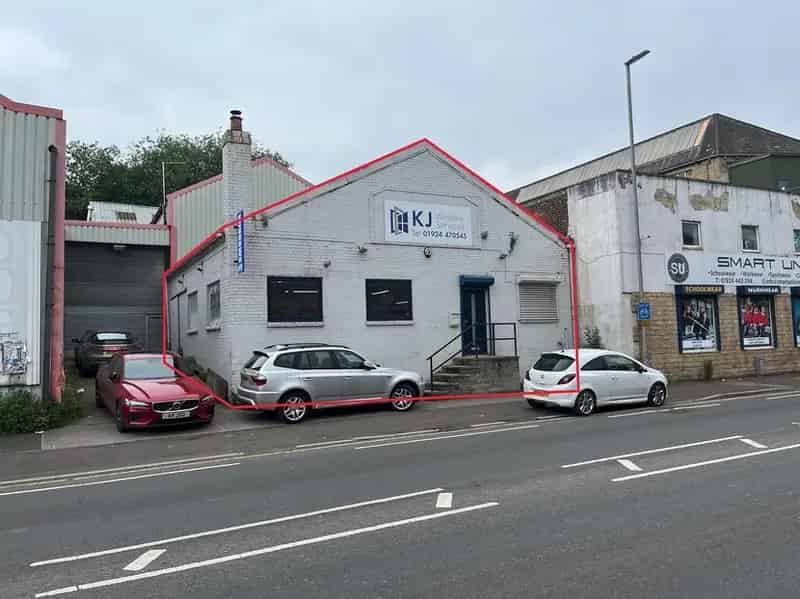 1450 sq ft Showroom Trade Counter Unit with Workshop
