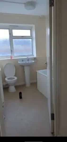2 Bed House with Balcony Private Shed New Carpets