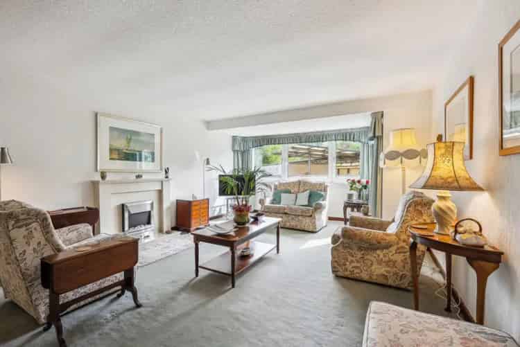 Spacious 3-Bedroom Flat in Norwood Park Bearsden